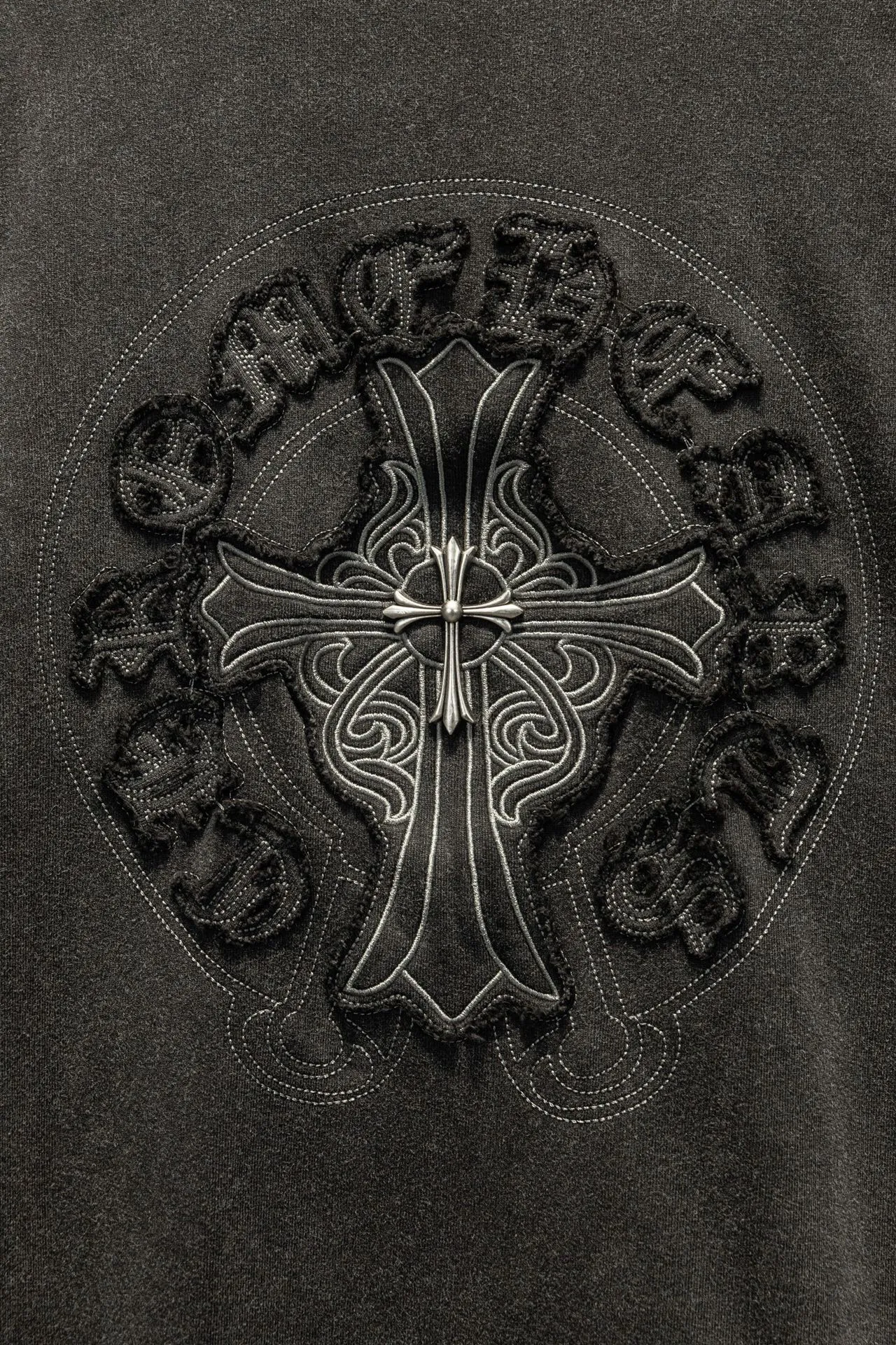 P270 🆕Chrome Hearts Home 420 grams, different from the market, texture is unexplainable, os version is really charming, Chrome Home is really unique, each season’s new product styles are to the extreme, very wearable, can be worn casually, nice✔️ - ⚠️100% cotton, made of custom-dyed terry cotton sweatshirt surface, 420g double-ply yarn, comfortable to the touch Made from imported knitting needle carded cotton, the thickness is moderate, drapey and contoured, making the upper body comfortable! ! It is very tolerant to fat body types and can instantly lose five pounds after wearing it!  Front panel #Back panel hardware elements# The English letters are arranged artistically. Imported Tajima high-density heavy-duty embroidery technology. The fonts are three-dimensional and full. The body is treated with washed and distressed elements, which greatly increases the interest of the clothing; unique visual effects.  Hem Loose closing Double-layer fabric Good closing effect Exquisite hemming Color: Washed black Size: S-M-L-XL